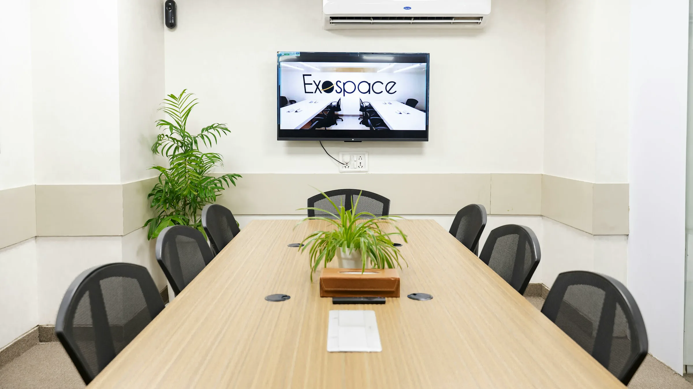 Sala de reuniones con pantalla de presentación.